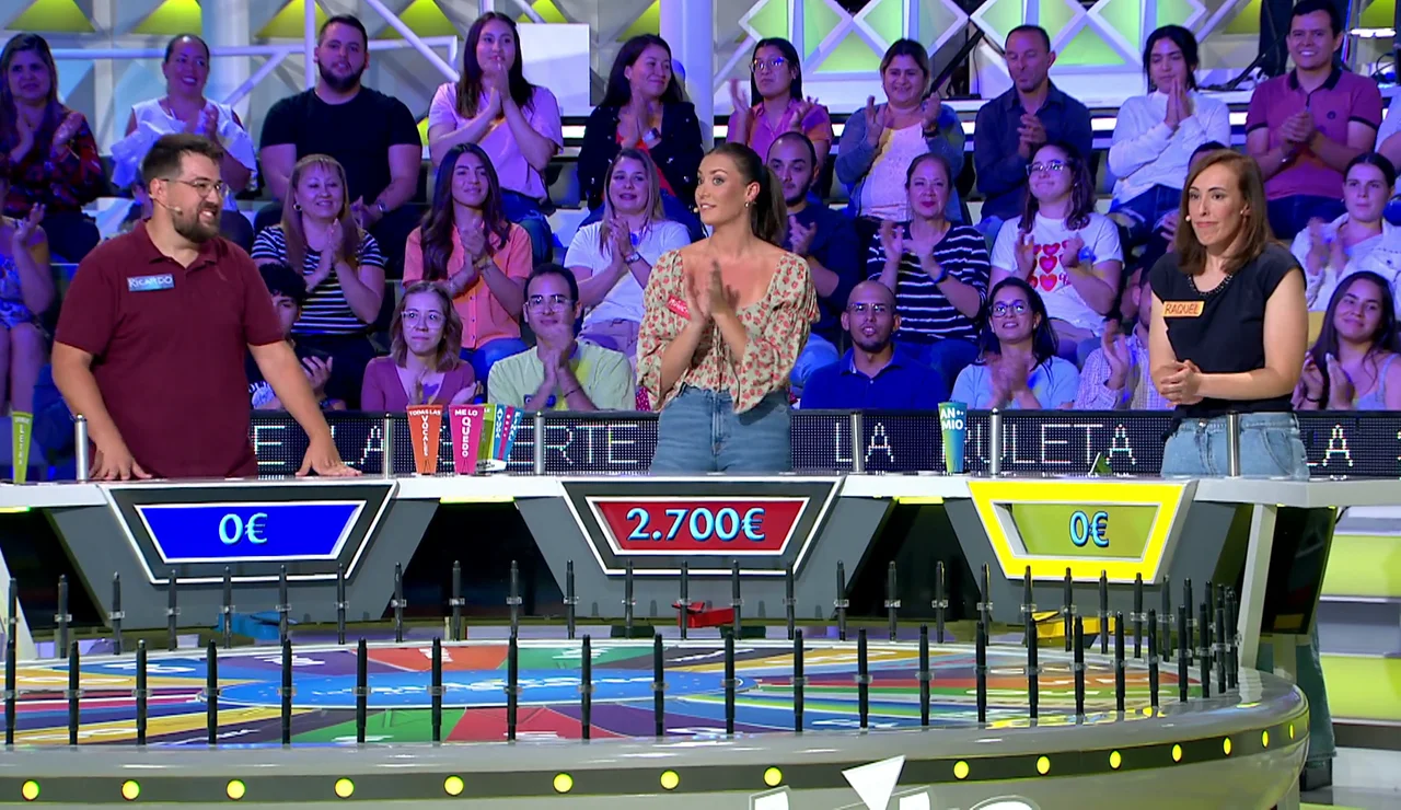 ¡Mónica recibe 2.700 euros de regalo en La ruleta de la suerte!