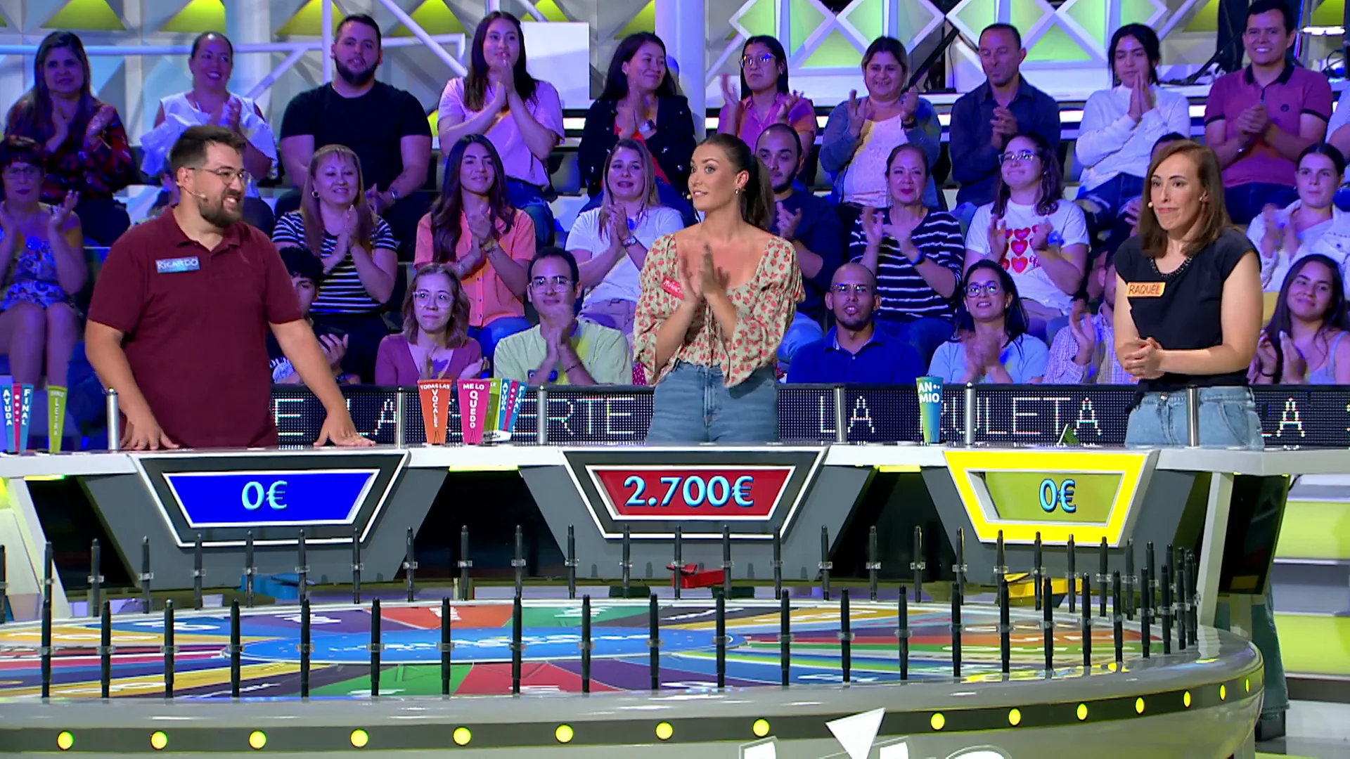 &iexcl;M&oacute;nica recibe 2.700 euros de regalo en La ruleta de la suerte!