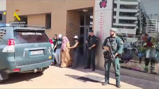 El momento de la detención a una yihadista en Vitoria El momento de la detención a una yihadista en Vitoria