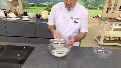 Tamiza las dos harinas en un bol Tamiza las dos harinas en un bol