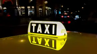 Parte superior de un taxi por la noche Parte superior de un taxi por la noche