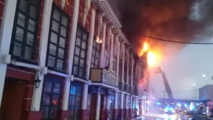Bomberos extinguiendo el incendio de una discoteca en Murcia