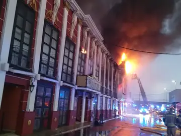 Bomberos extinguiendo el incendio de una discoteca en Murcia Bomberos extinguiendo el incendio de una discoteca en Murcia