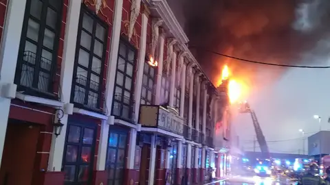 Bomberos extinguiendo el incendio de una discoteca en Murcia
