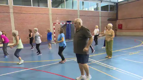 Imagen de unas personas mayores en gimnasia