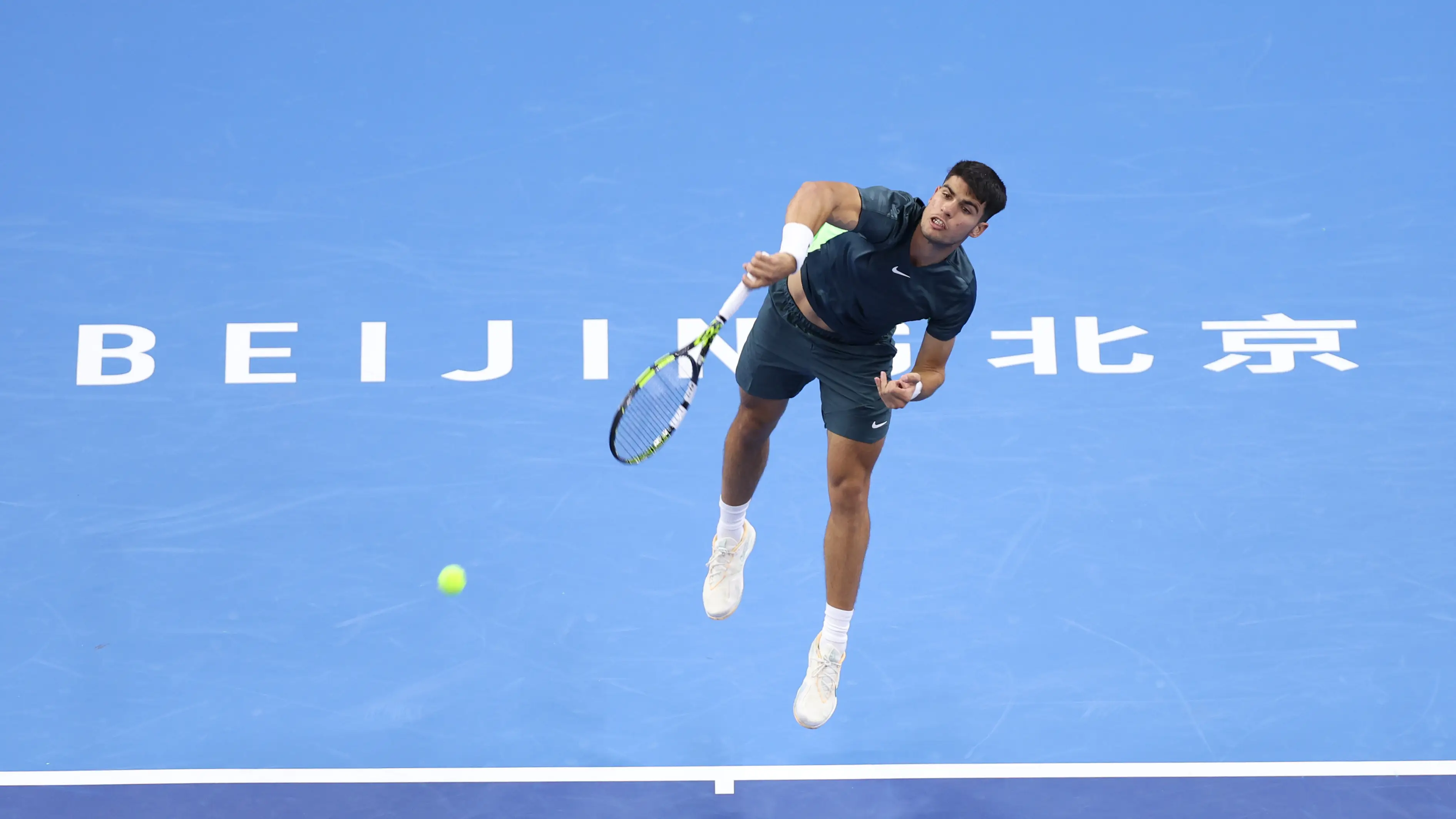 Carlos Alcaraz, sirviendo en el ATP 500 de Pek&iacute;n