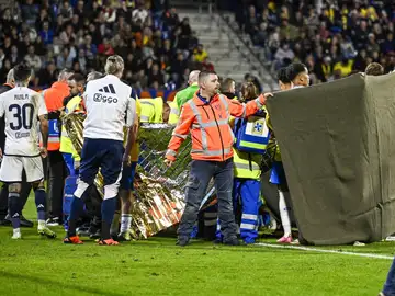 Jugadores de RKC Waalwijk y Ajax observan al portero Etienne Vaessen Jugadores de RKC Waalwijk y Ajax observan al portero Etienne Vaessen
