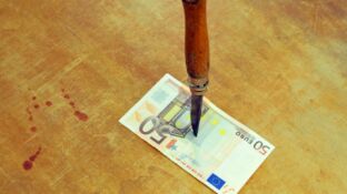 Imagen de archivo de un cuchillo, dinero y sangre