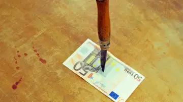 Imagen de archivo de un cuchillo, dinero y sangre