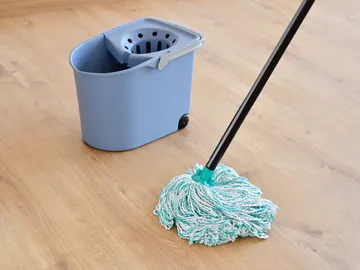 Cubo y fregona Cubo y fregona