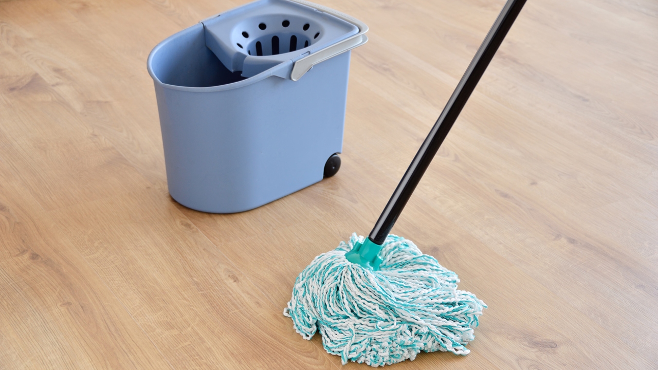 Truco casero para que la fregona huela bien