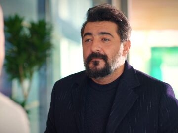 Ahmet, sin palabras al descubrir que Nebahat ha contratado a Akif, de nuevo, en el club