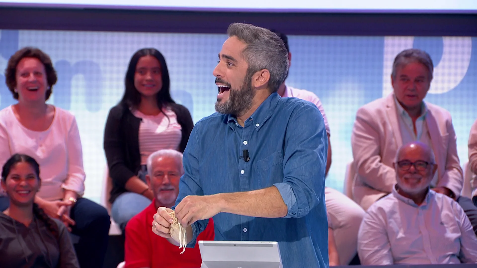 El sorprendente regalo de Unax Ugalde a Roberto Leal: “Te íbamos a traer vino pero…” El sorprendente regalo de Unax Ugalde a Roberto Leal: “Te íbamos a traer vino pero…”