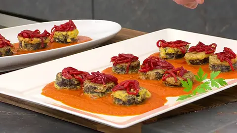 Aperitivo fácil y barato de Arguiñano: morcilla rebozada con salsa de tomate y piquillos Aperitivo fácil y barato de Arguiñano: morcilla rebozada con salsa de tomate y piquillos