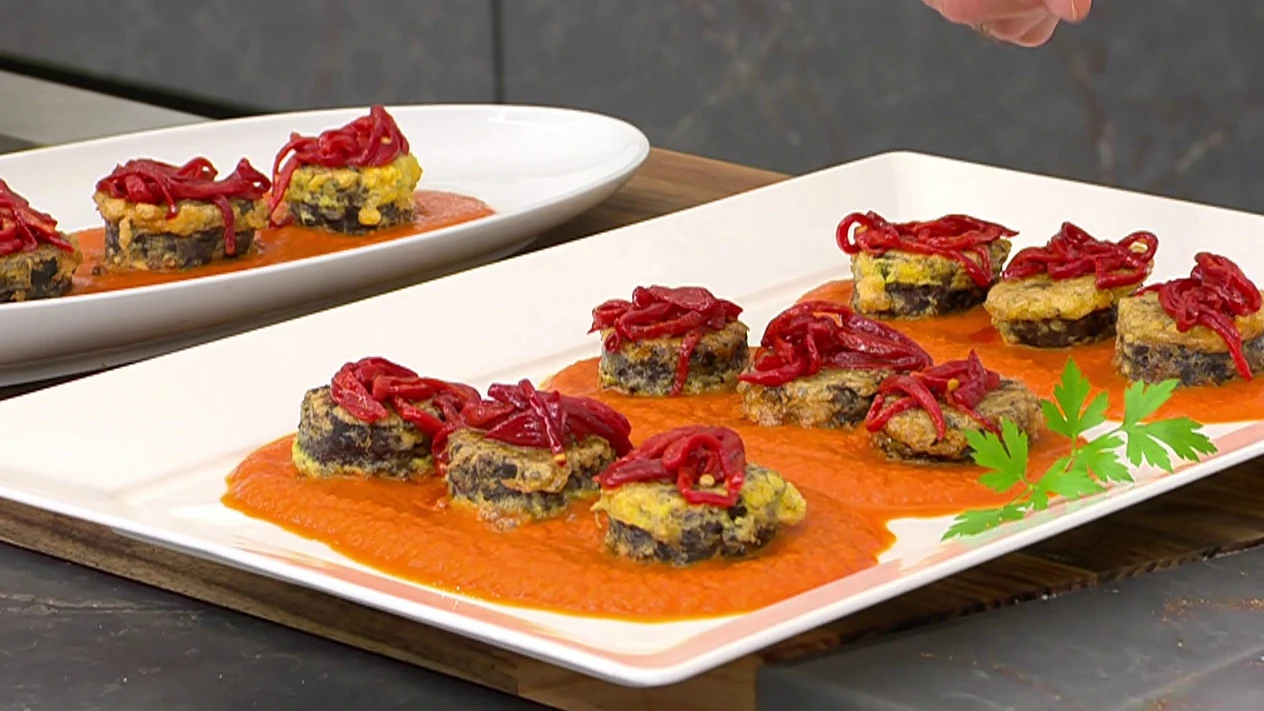 Aperitivo fácil y barato de Arguiñano: morcilla rebozada con salsa de tomate y piquillos