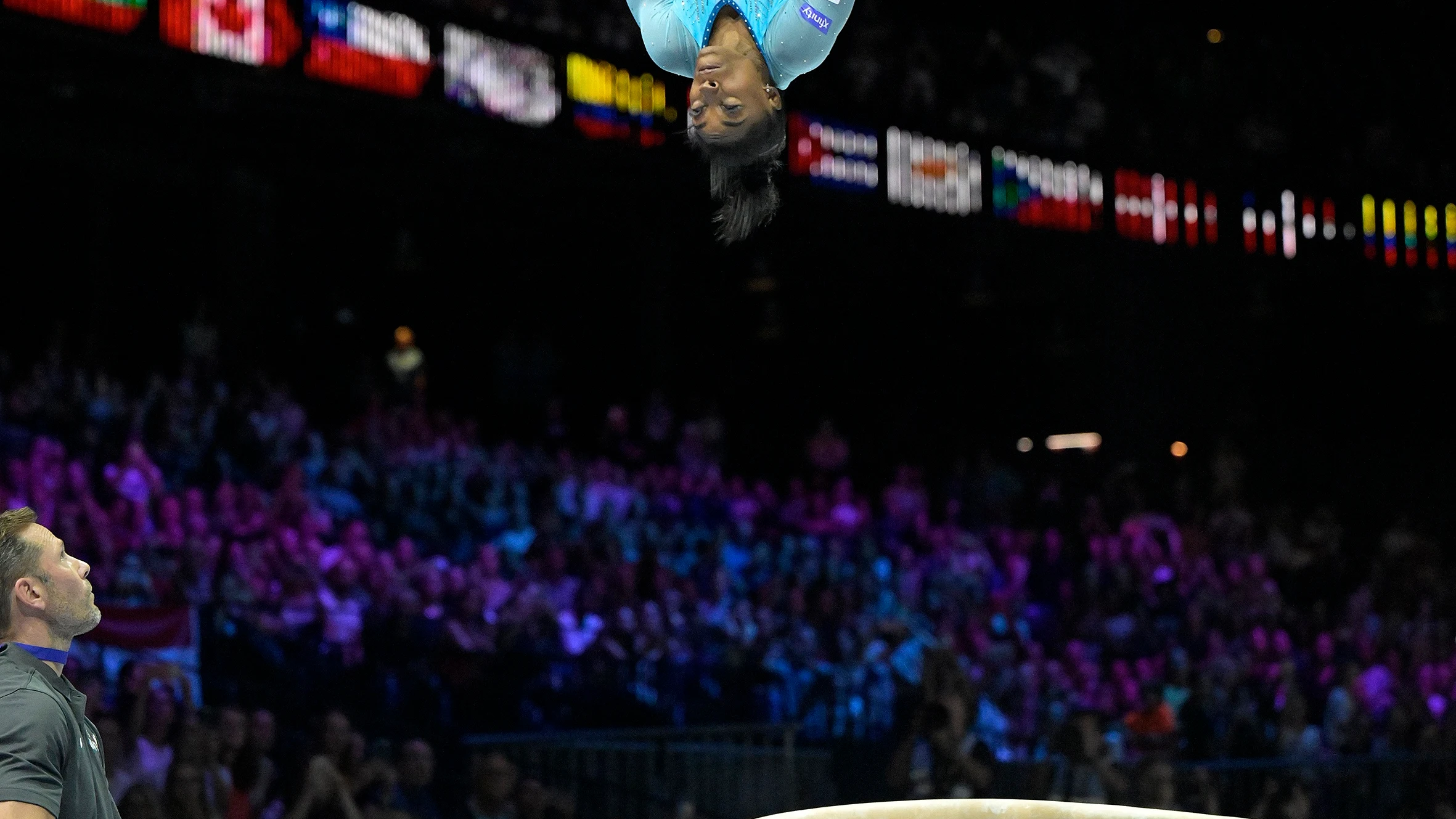 Biles ejuecutando el Yurchenko doble carpado