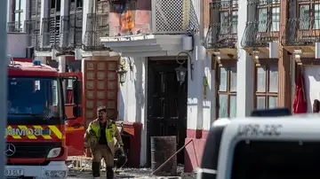 Un bombero en la puerta de la discoteca La Fonda de Murcia