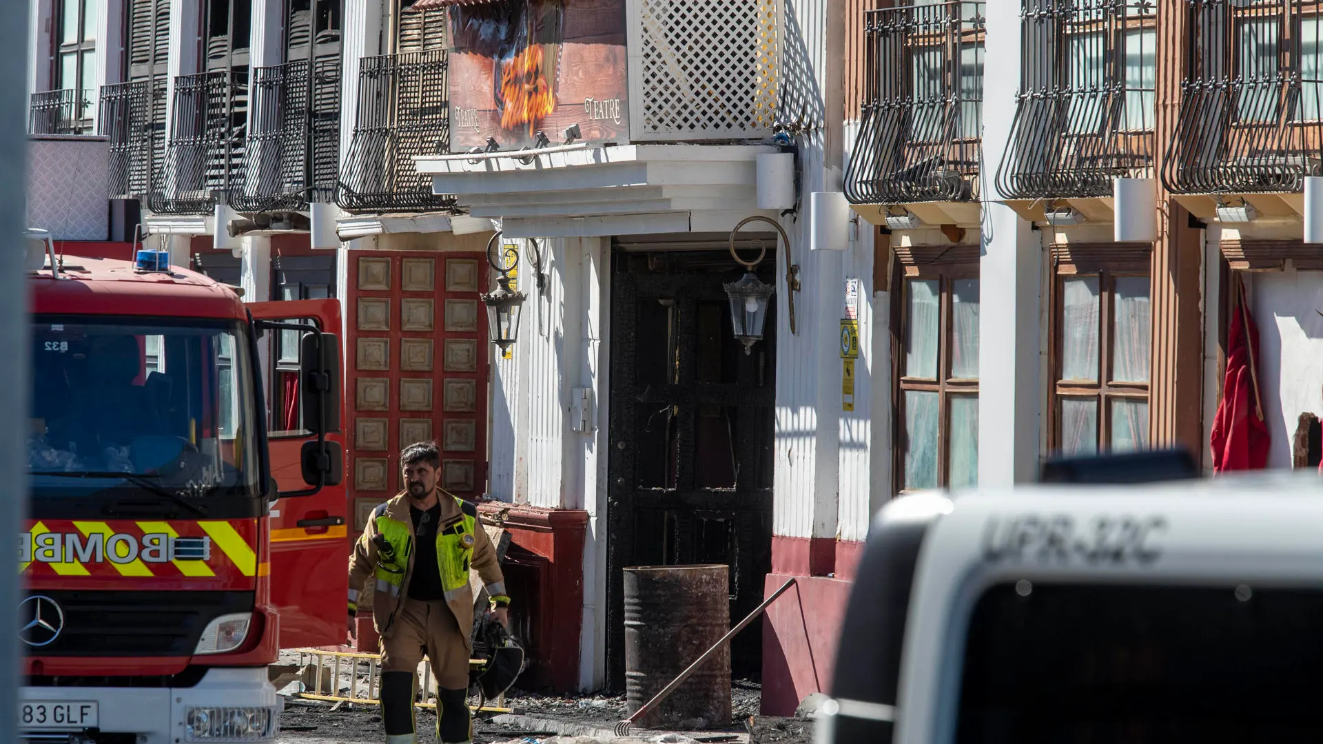Un bombero en la puerta de la discoteca La Fonda de Murcia Un bombero en la puerta de la discoteca La Fonda de Murcia