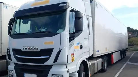 Imagen de un camión en carretera Imagen de un camión en carretera