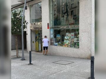 Farmacia de Vigo en la que han multado a una mujer por dejar atado a su perro en la puerta