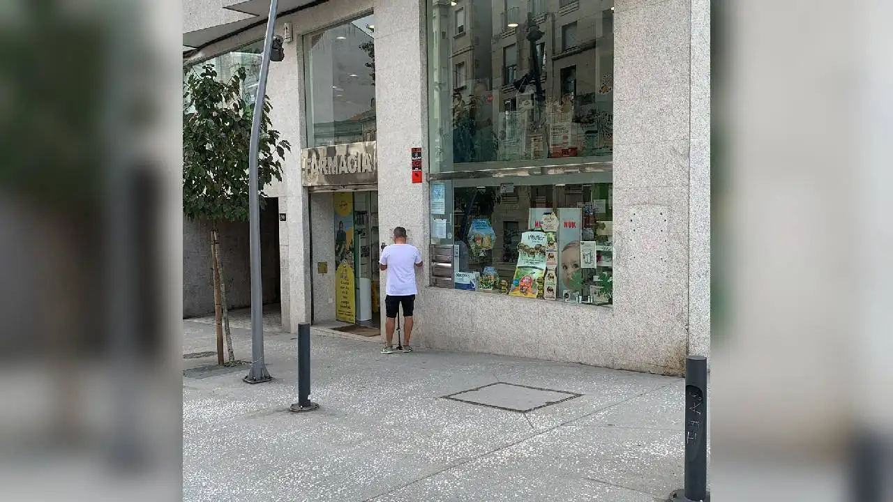 Farmacia de Vigo en la que han multado a una mujer por dejar atado a su perro en la puerta Farmacia de Vigo en la que han multado a una mujer por dejar atado a su perro en la puerta
