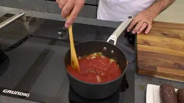 Deja que se cocine la salsa de tomate