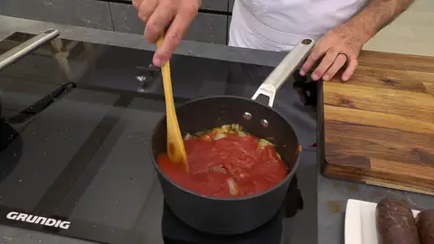 Deja que se cocine la salsa de tomate Deja que se cocine