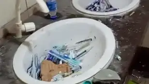 Imagen de los baños de las instalaciones del Campeonato de India llenos de jeringuillas usadas