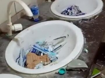 Imagen de los baños de las instalaciones del Campeonato de India llenos de jeringuillas usadas