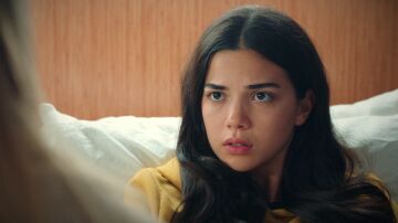 Yasmin acepta el perdón de Şevval y le oculta a Ahmet la verdad para que no sepa lo que hizo su madre