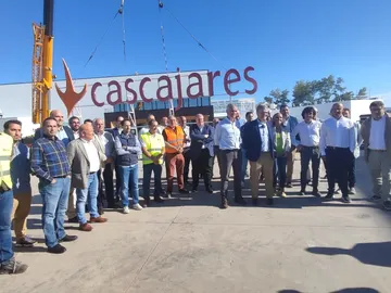 Colocación del letrero de Cascajares en la planta de Dueñas Colocación del letrero de Cascajares en la planta de Dueñas