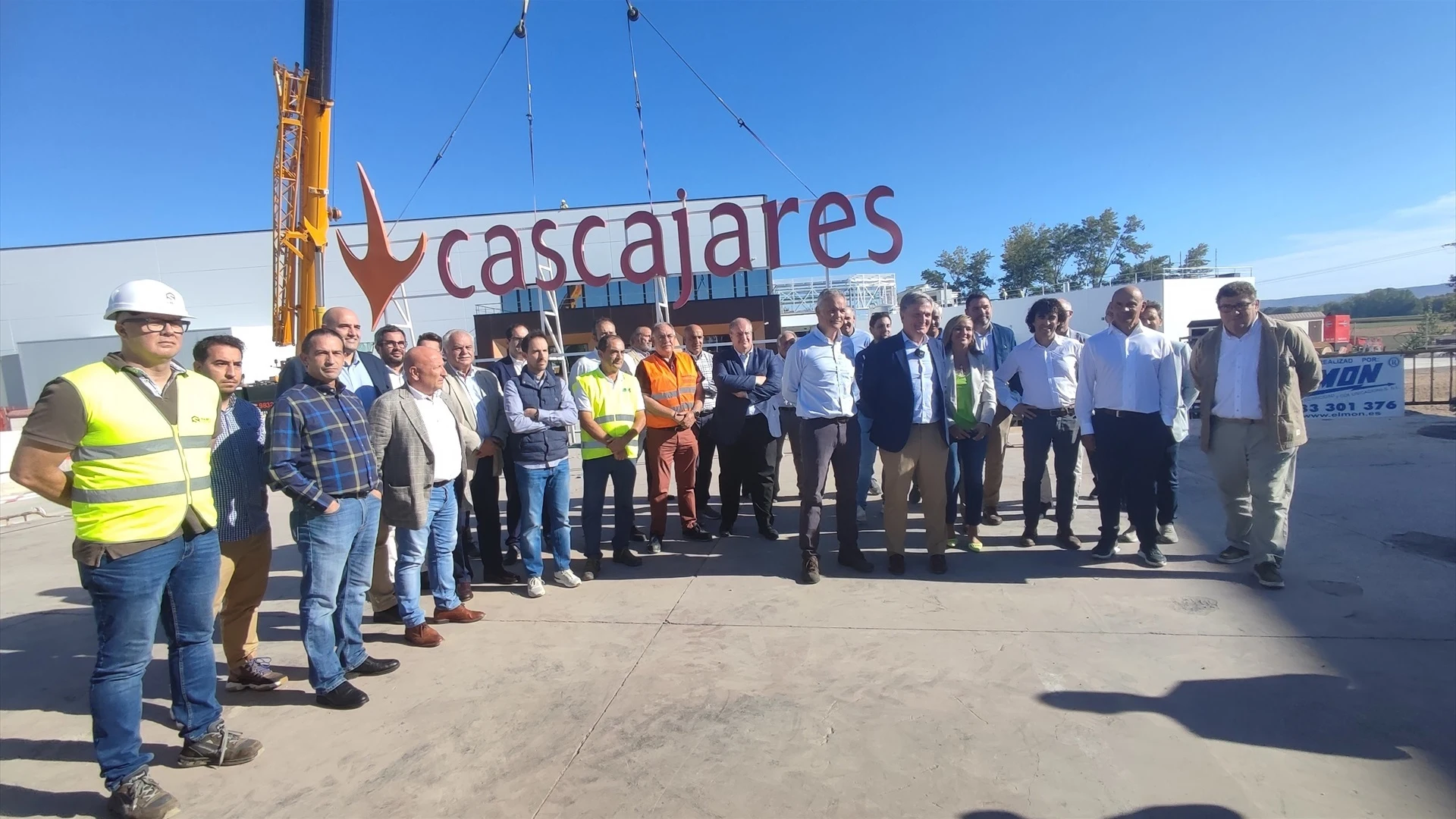 Colocación del letrero de Cascajares en la planta de Dueñas Colocación del letrero de Cascajares en la planta de Dueñas