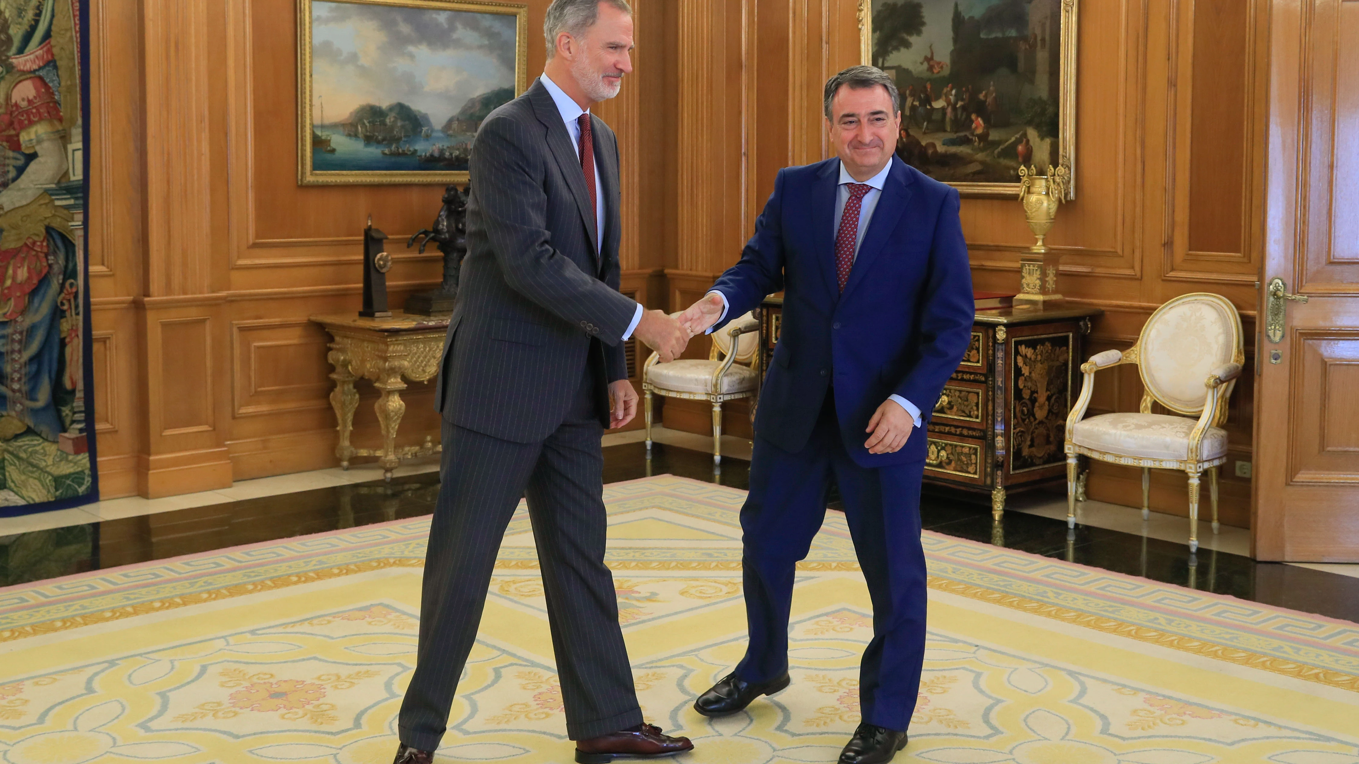 El rey Felipe VI y el líder de PNV Aitor Esteban El rey Felipe VI y el líder de PNV Aitor Esteban