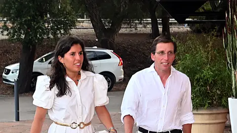 José Luis Martínez-Almeida y su novia Teresa Urquijo José Luis Martínez-Almeida y su novia Teresa Urquijo