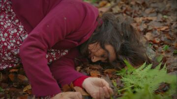 ¡Sengül, inconsciente tras caerse en el bosque mientras Gönül decide no ayudarla a pesar de haberlo visto todo!