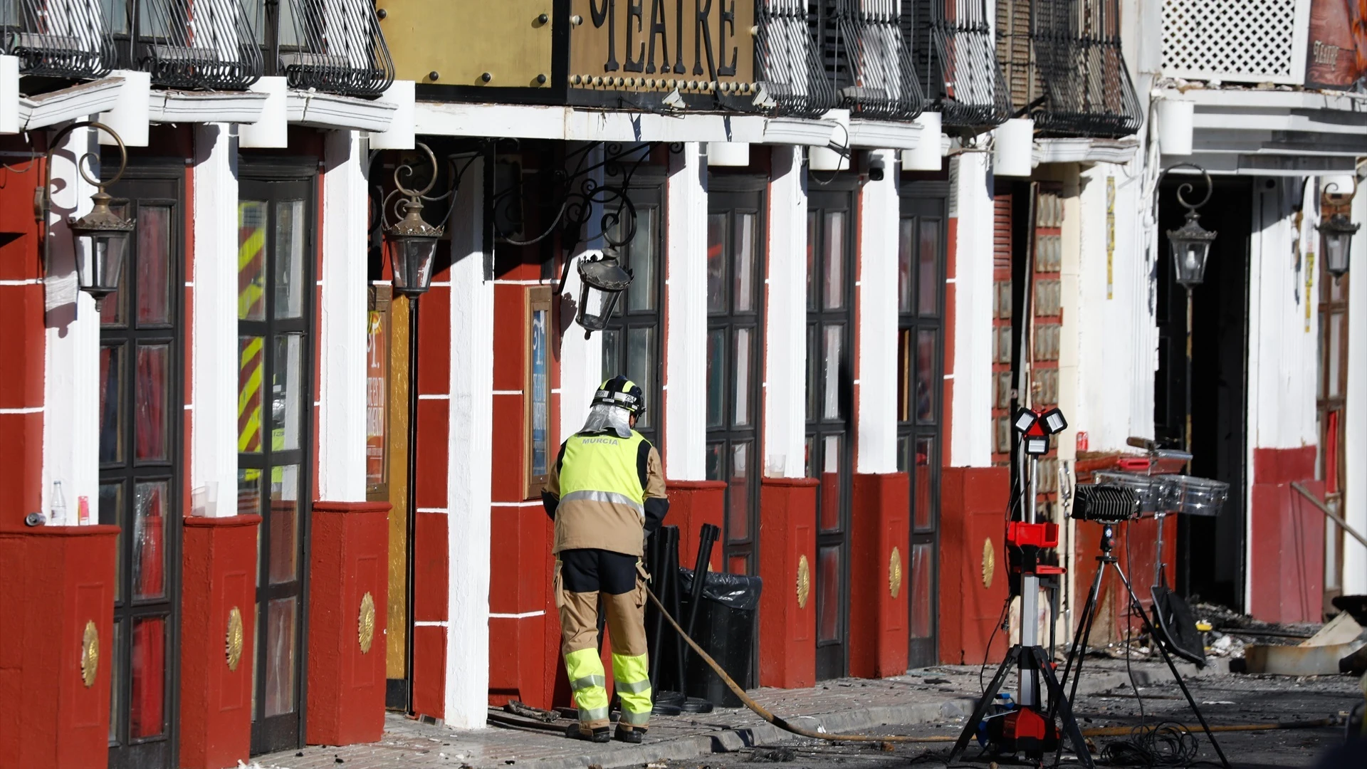Bomberos de Murcia trabajan frente Teatre Bomberos de Murcia trabajan frente Teatre