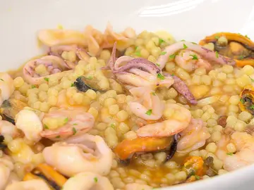 Cazuela con toque italiano de Karlos Arguiñano: fregola on frutos del mar Cazuela con toque italiano de Karlos Arguiñano: fregola on frutos del mar
