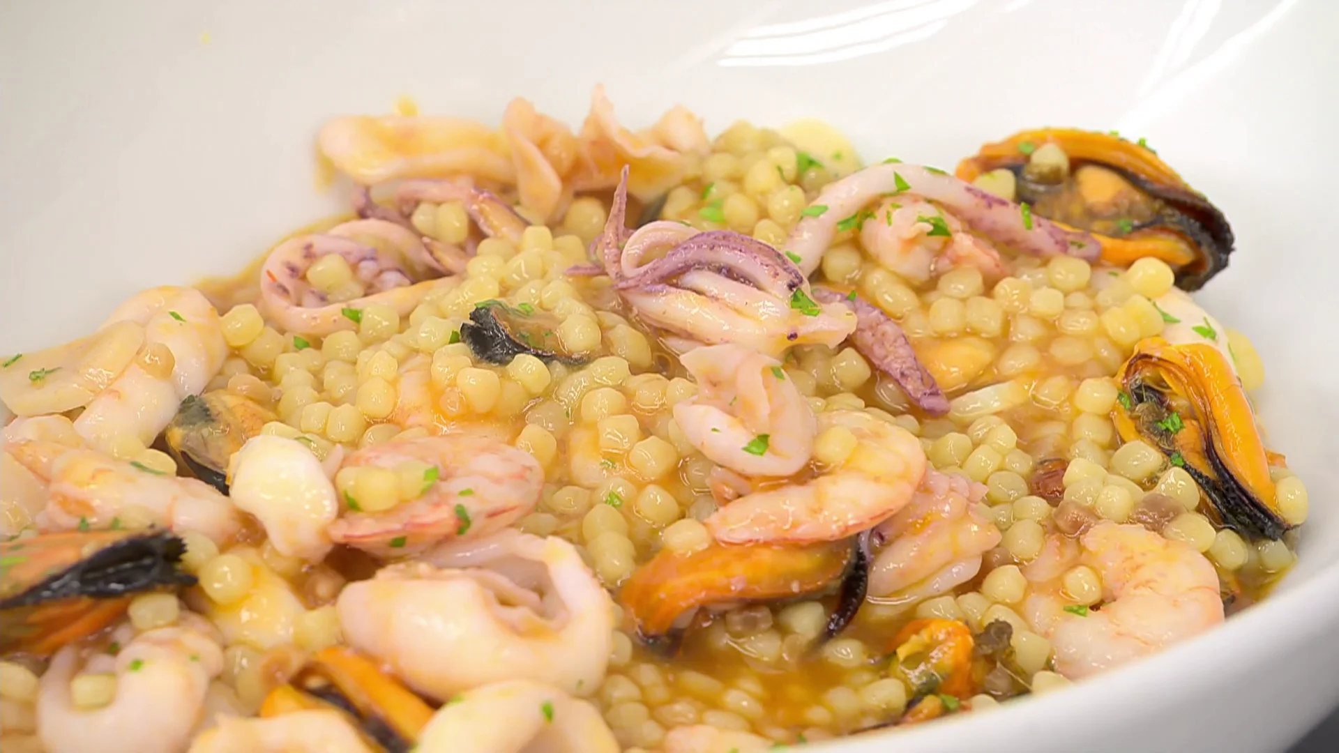 Cazuela con toque italiano de Karlos Arguiñano: fregola on frutos del mar