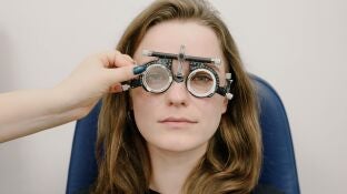 Chica revis&aacute;ndose la vista en el oftalm&oacute;logo