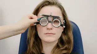 Chica revisándose la vista en el oftalmólogo Chica revisándose la vista en el oftalmólogo