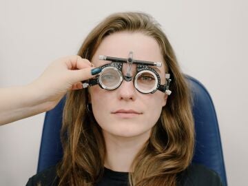 Chica revisándose la vista en el oftalmólogo