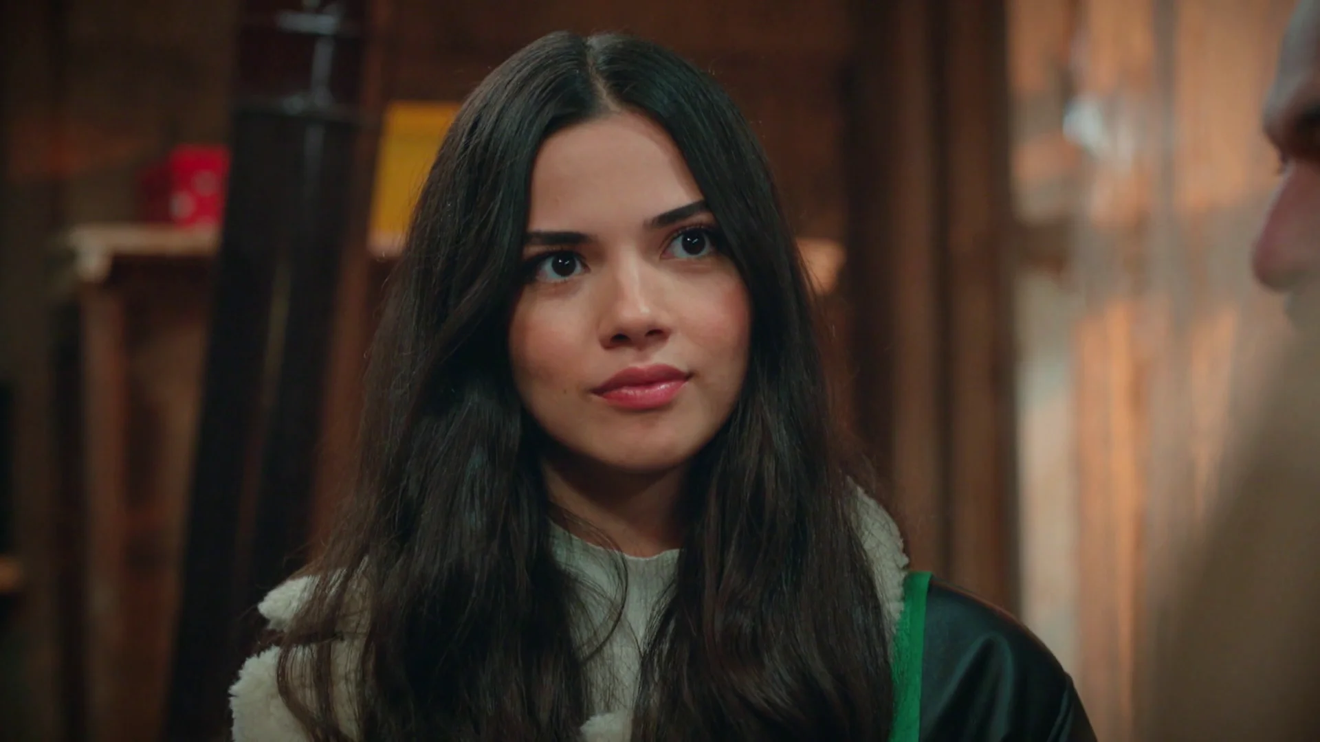 Yasmin le agradece a Ömer que le salvase la vida con un emotivo regalo y le acompaña alguien muy especial... ¡Ahmet! Yasmin le agradece a Ömer que le salvase la vida con un emotivo regalo y le acompaña alguien muy especial... ¡Ahmet!