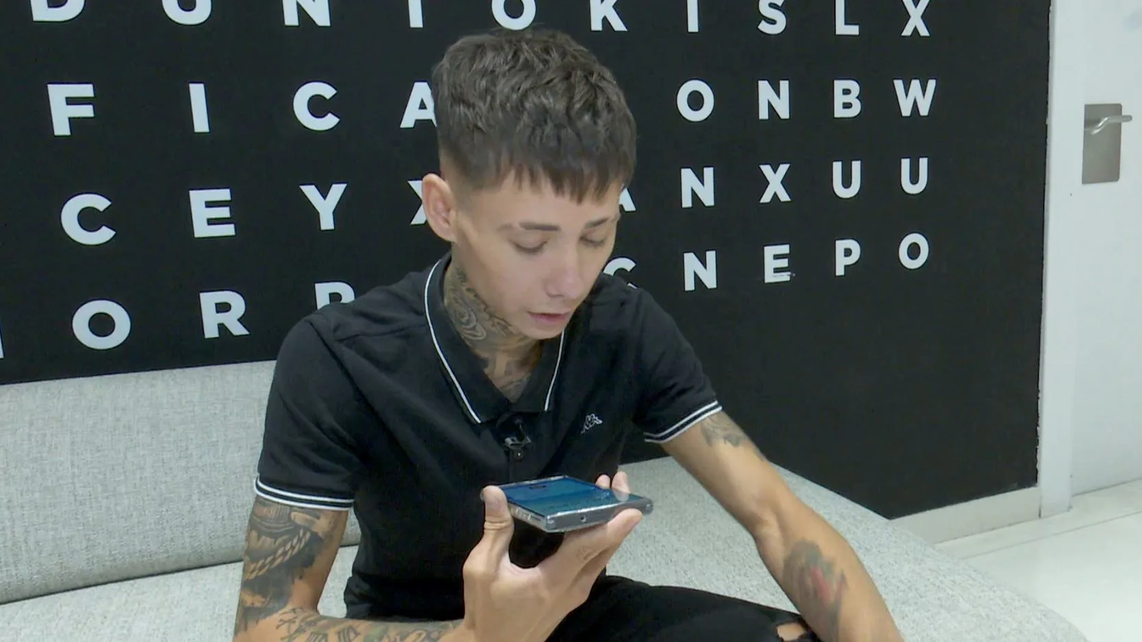 Nano, el joven que trabaja para mantener a su familia. Nano, el joven que trabaja para mantener a su familia.