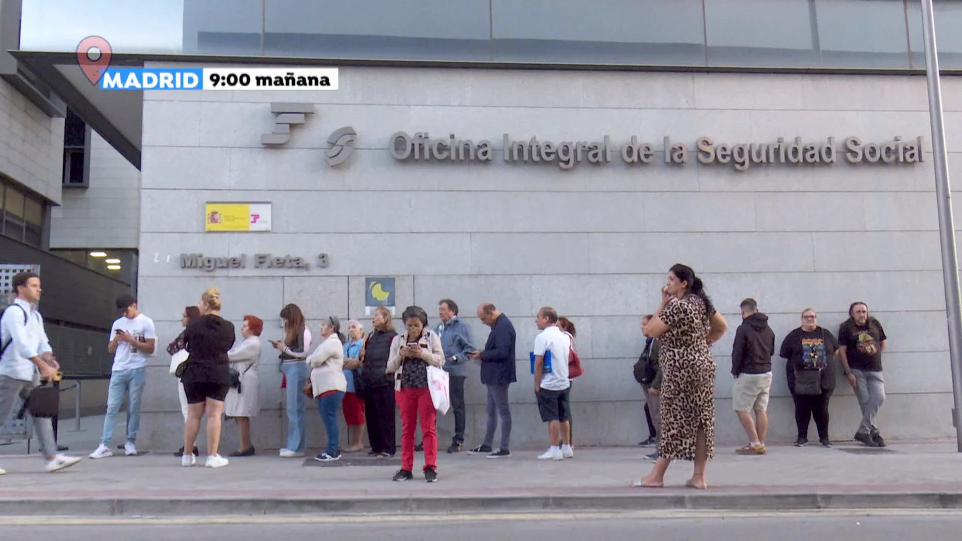 Colas de usuarios sin cita previa a la puerta de la oficinas de la seguridad social Colas de usuarios sin cita previa a la puerta de la oficinas de la seguridad social