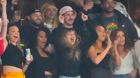 Taylor Swift y Blake Lively dándolo todo en el partido de los Chiefs Taylor Swift y Blake Lively dándolo todo en el partido de los Chiefs