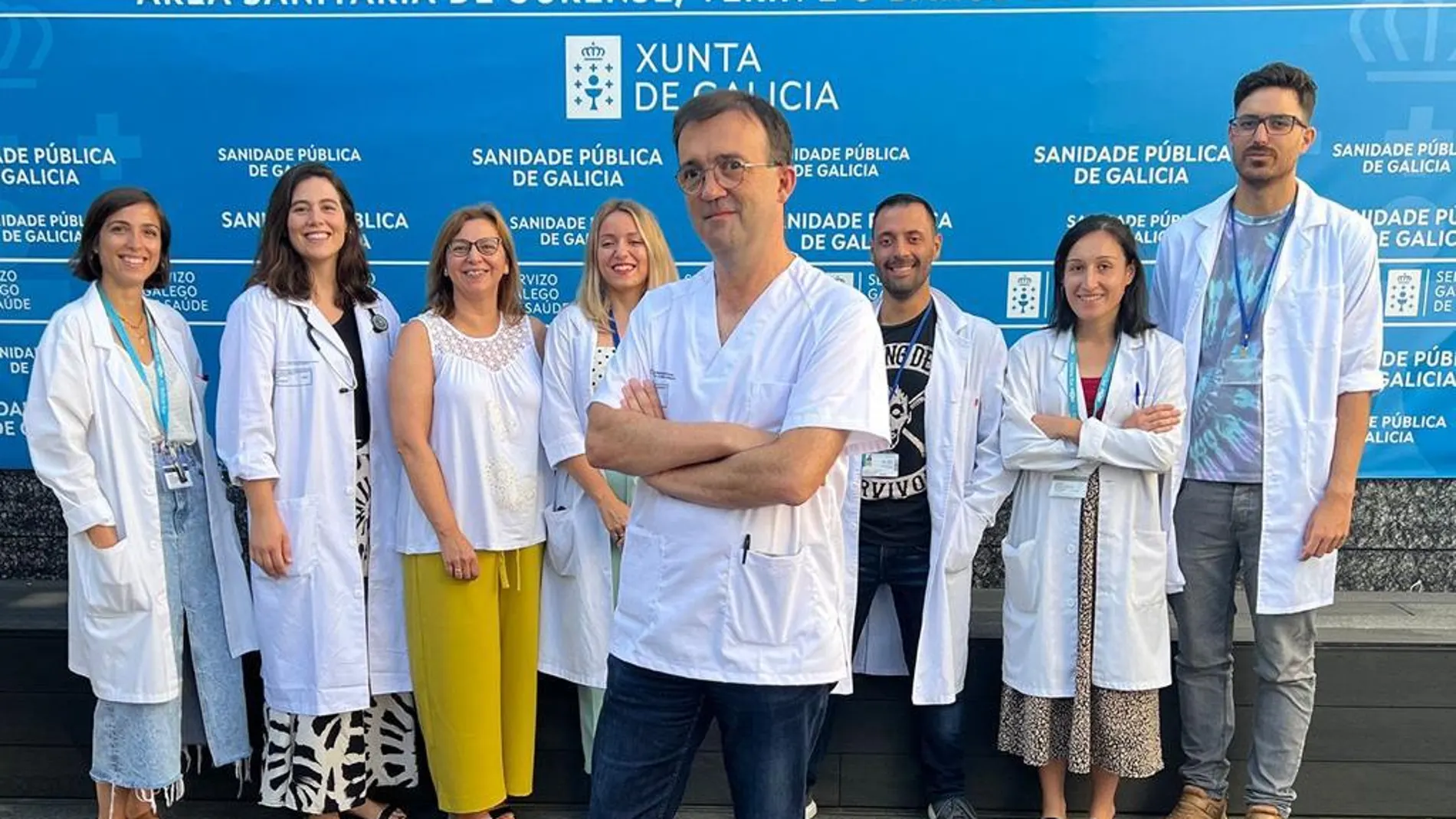 El doctor Joaquín Cubiella junto al equipo de investigadores del CHUO