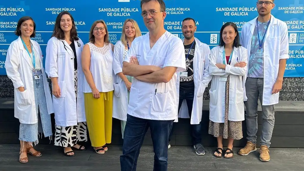 El doctor Joaqu&iacute;n Cubiella junto al equipo de investigadores del CHUO