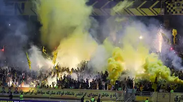 Aficionados del Sepahan antes de que se suspendiera el partido ante el Al-Ittihad