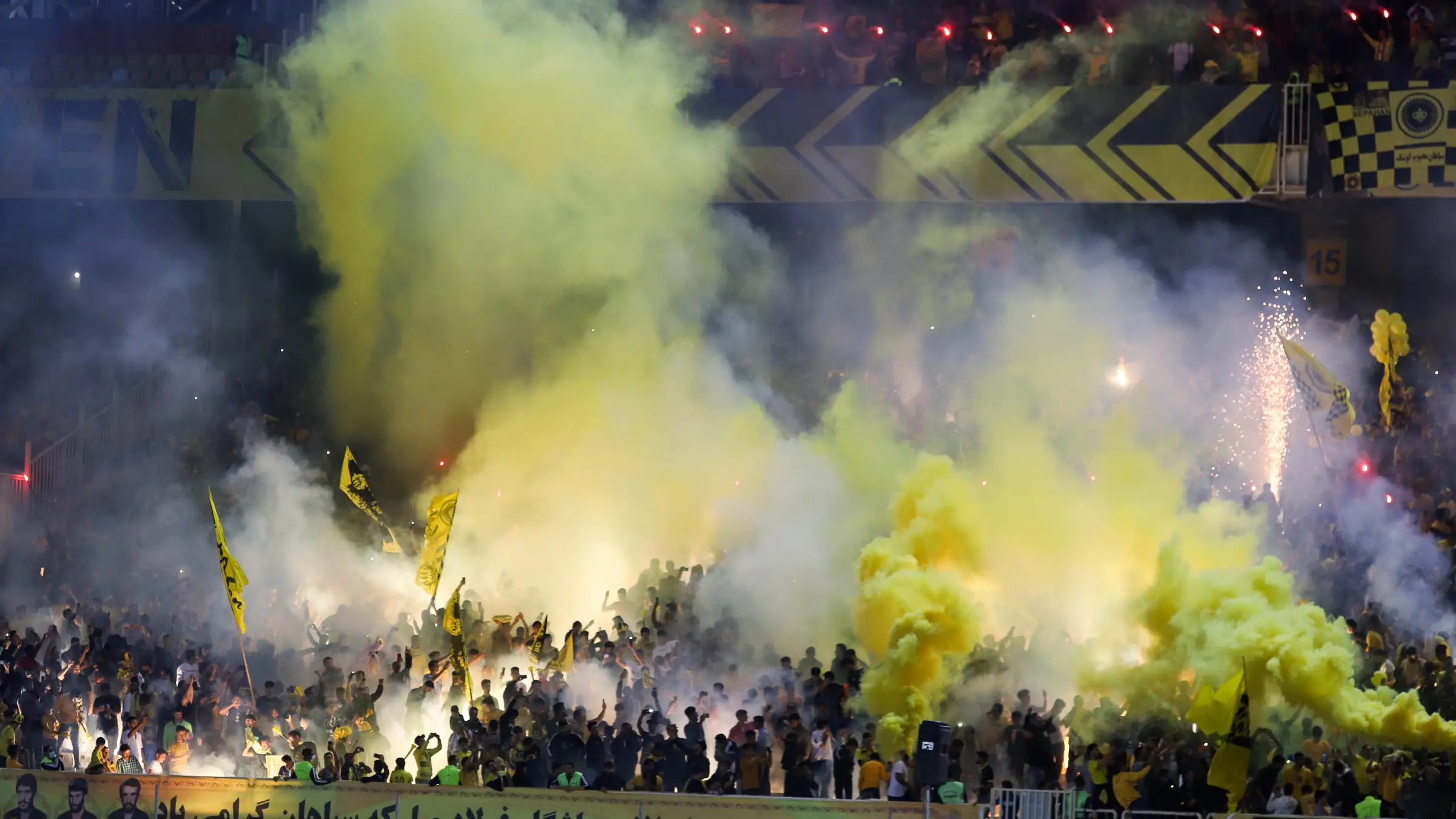 Aficionados del Sepahan antes de que se suspendiera el partido ante el Al-Ittihad Aficionados del Sepahan antes de que se suspendiera el partido ante el Al-Ittihad