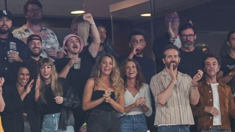 Taylor Swfit con Matthew Vaughn, Ryan Reynolds, Blake Lively y más amigos en la tribuna